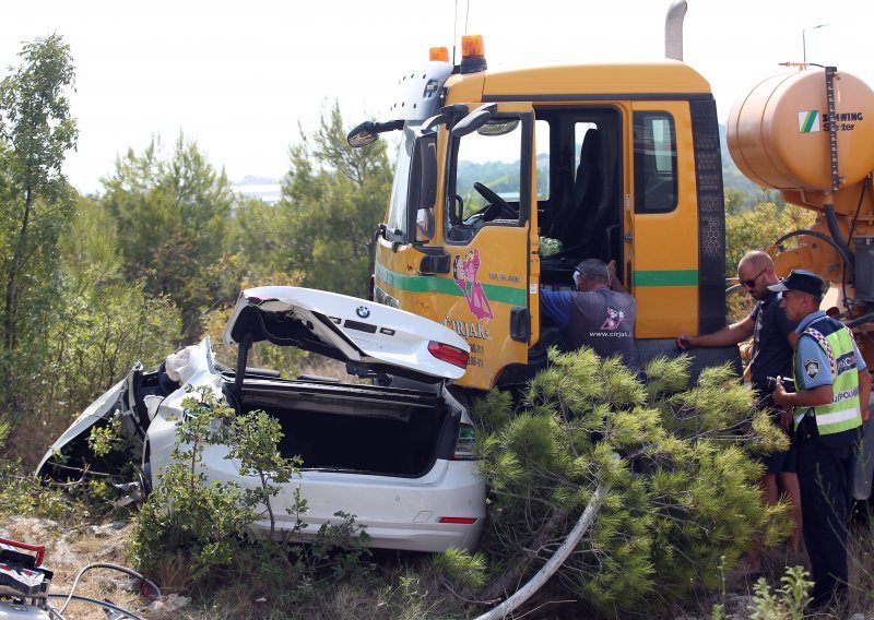 [FOTO/VIDEO] Teška prometna nesreća kod Vodica; jedna osoba smrtno stradala nakon što je kamion potpuno smrskao automobil