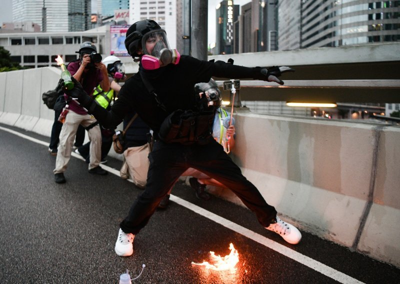 Ulični rat u Hong Kongu - na molotovljeve koktele policija uzvratila suzavcem i vodenim topovima
