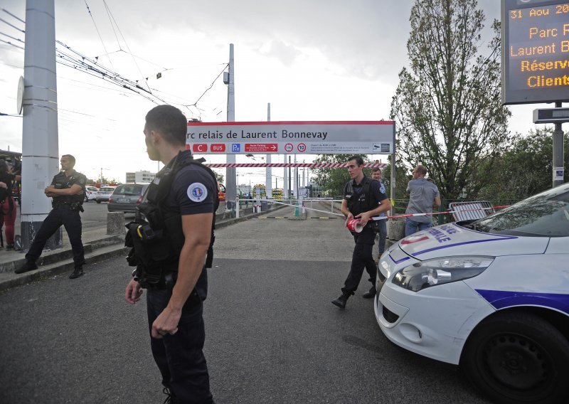 Francuska policija pokušava utvrditi motiv napada kod Lyona, pogledajte fotografije s poprišta
