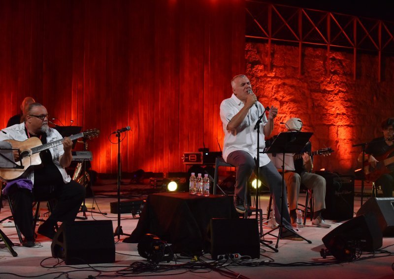 Šibenska publika uživala u večernjem koncertu 'Zoran pjeva Arsena'