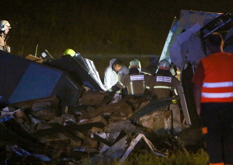 [FOTO/VIDEO] Teška prometna nesreća kod Karlovca; šleper s mlijekom poklopio osobni automobil, jedna osoba poginula