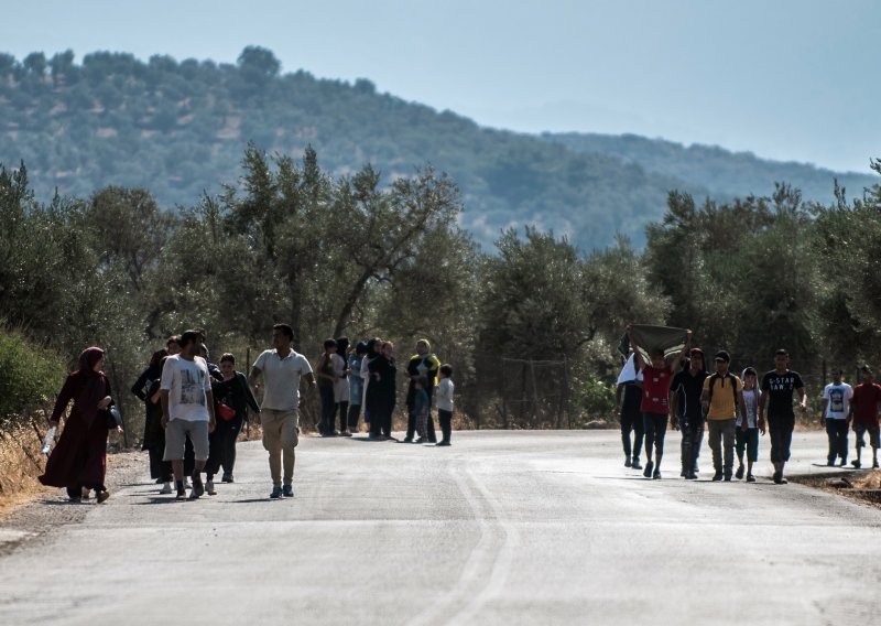 Grčka premješta stotine tražitelja azila iz napučenog kampa