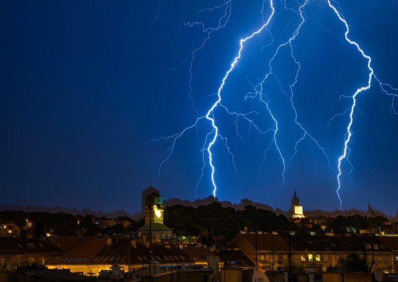 U Hrvatsku stigla hladna fronta: Kiša već 'oprala' Istru, počelo padati i u Zagrebu