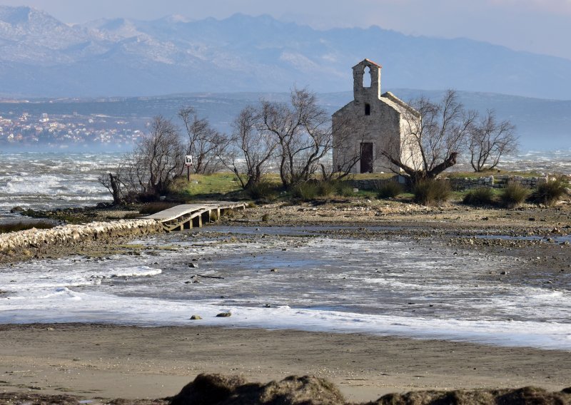 Muškarac iz Knina na plaži u Posedarju vikao 'Ovo je Srbija!', kupačima govorio da su ustaše pa vrijeđao policiju