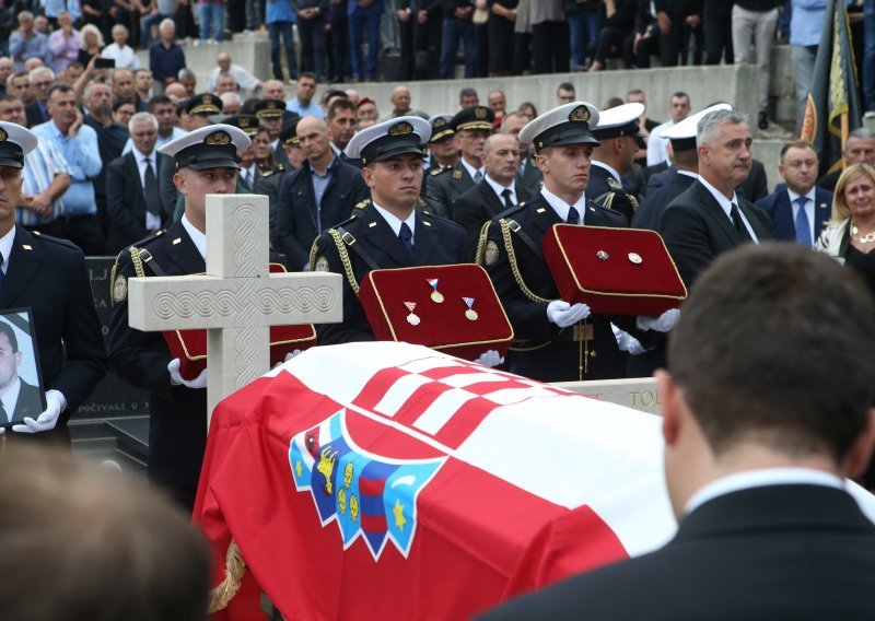 [FOTO] Sahranjen bivši eurozastupnik Ivica Tolić, evo tko mu je sve došao odati počast