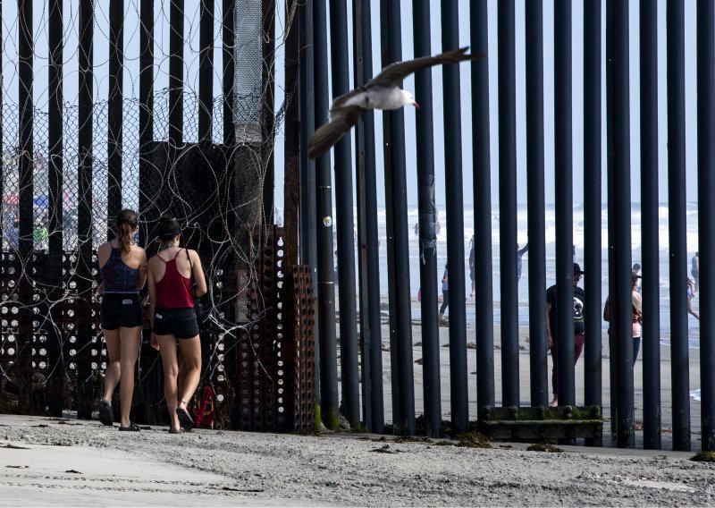 Čak 120 vojnih građevinskih projekata staje da bi se gradio zid na granici s Meksikom