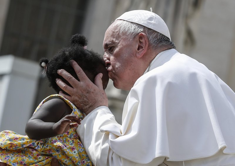 Papa počinje afričku turneju koja će u fokusu imati klimatske promjene
