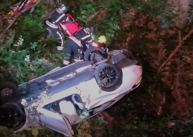 [FOTO] Nesreća na Medvednici; automobilom sletio s ceste u provaliju, ozlijeđene spašavali vatrogasci