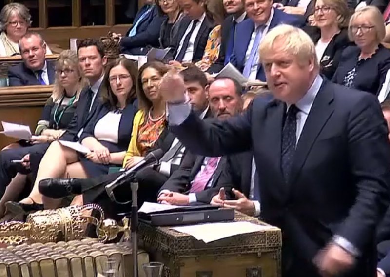 Žestoka svađa u parlamentu: Johnson Corbyna nazvao 'kloriranim piletom', a njegovu ekonomsku politiku 'sranjem'