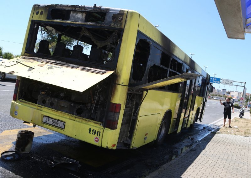 Brzom reakcijom vozača spriječena tragedija; zapalio se Prometov autobus kod Splita