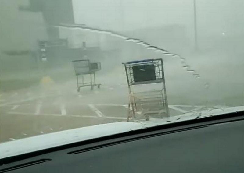 Žena snimila kolica za namirnice u oluji i dala im zabavnu sportsku dimenziju