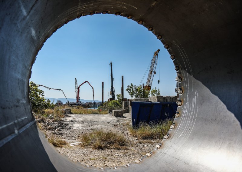 [FOTO] Na Krku počeo nicati kontroverzan projekt. Pogledajte kako napreduje gradnja LNG terminala