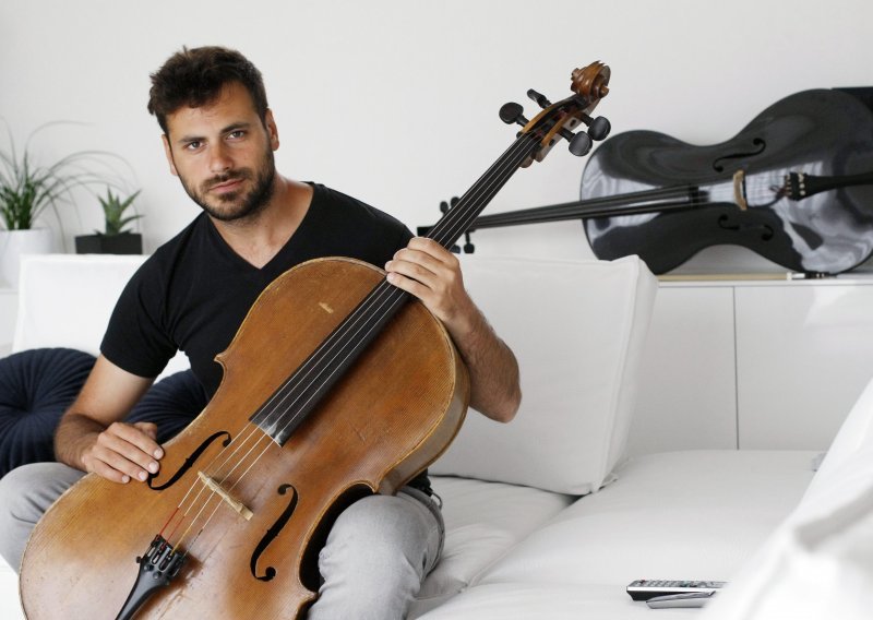 Bosonog u gradu: Stjepan Hauser uživa na novoj destinaciji