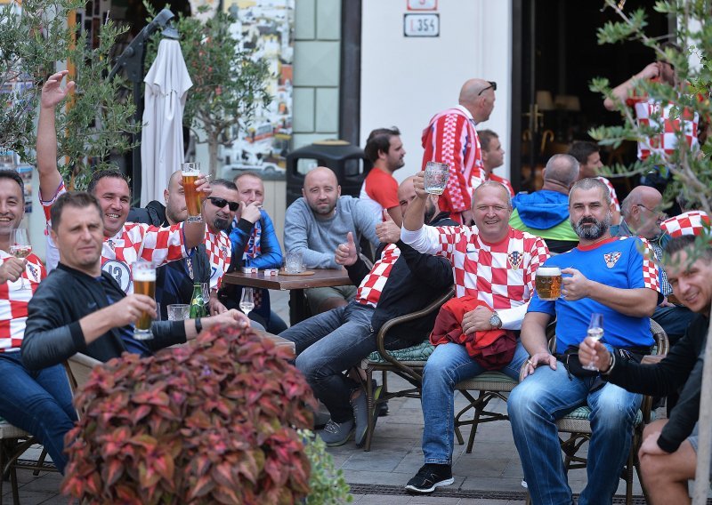 Sve spremno za jednu od ključnih utakmica Hrvatske u kvalifikacijama; navijači u velikom broju stižu u središte grada