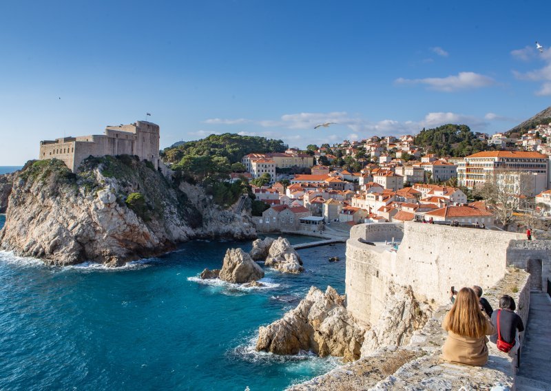 Fekalije na dubrovačkoj plaži Porporela; kupačima se ne preporučuje ulazak u more