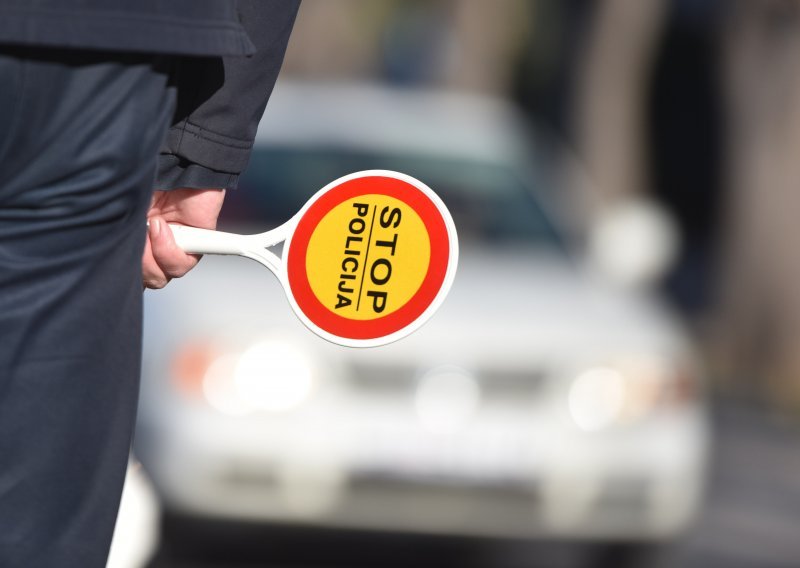 Mladić bez vozačke dozvole vozio neregistrirani auto na koji je stavio lažne registarske pločice