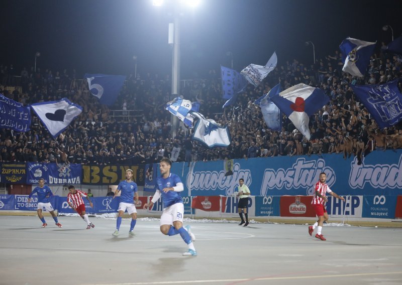 Opet se orilo sa Šalate; Bad Blue Boysi pozdravili igrače Futsal Dinama i talijanskog Milana