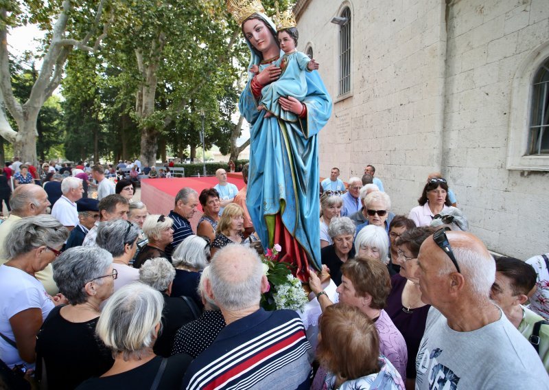 [FOTO] Solin slavi Malu Gospu, u procesiji premijer Plenković s ministrima