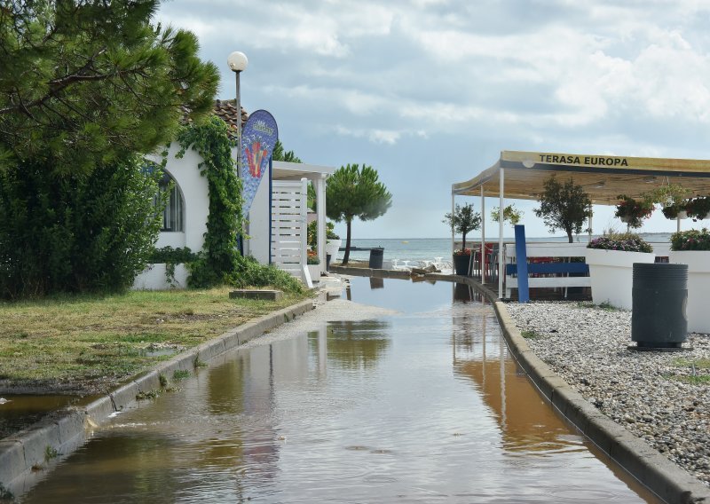 [FOTO/VIDEO] Nevrijeme pomelo Istru: Medulin pod vodom, u Rovinju vjetar oštetio krovove