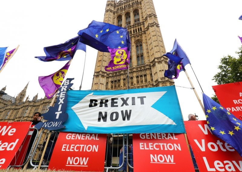 Bitka za Brexit prelila se na ulice Londona, deseci tisuća ljudi traže novi referendum