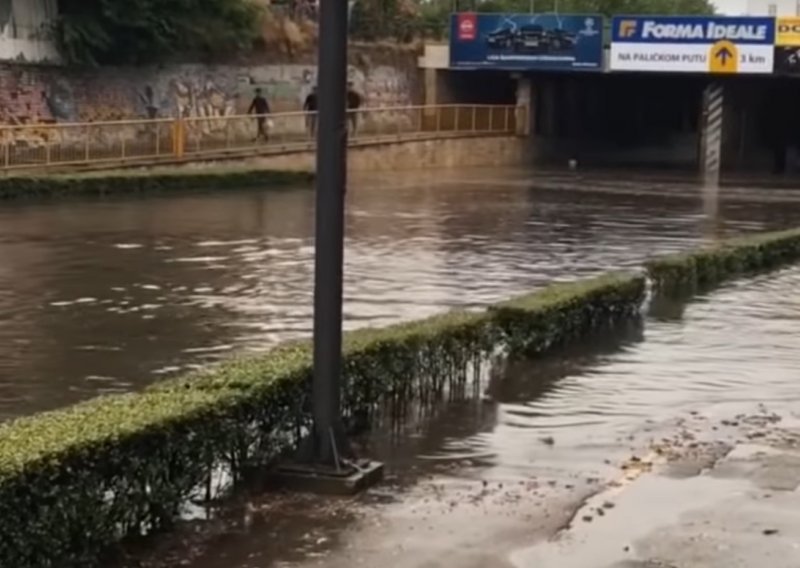 [VIDEO] Olujno nevrijeme u Subotici: Vatrogasci spašavali putnike iz potopljenog kombija