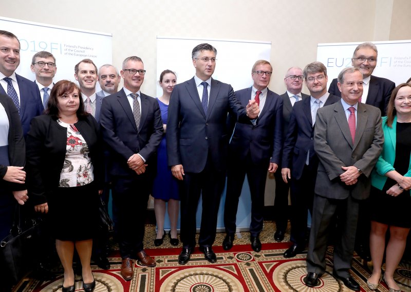 Plenković s veleposlanicima: Rasprava o europskom proračunu vjerojatno će se prenijeti na hrvatsko predsjedanje