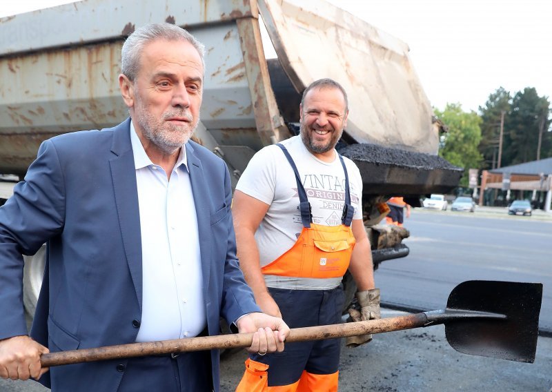 [FOTO/VIDEO] Unatoč nagađanjima o ostavci, Milan Bandić i dalje 'dela'; sada se ulovio lopate