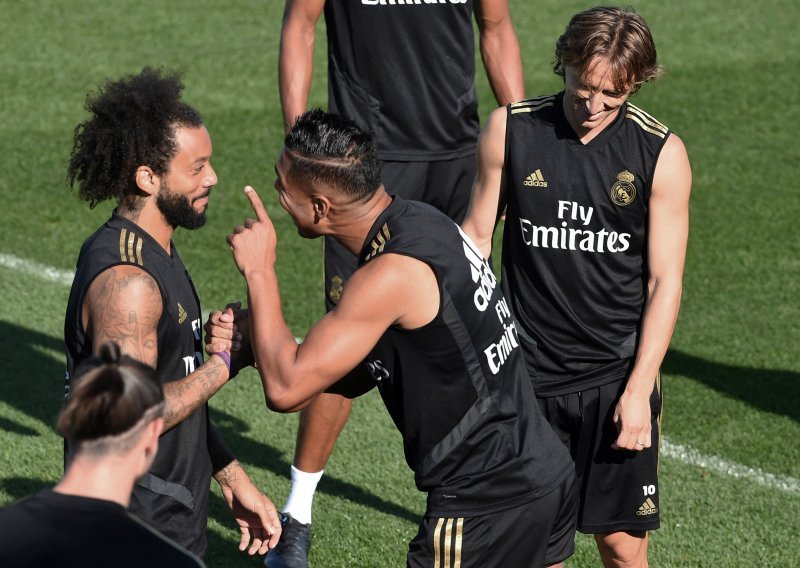Luka Modrić uskoro bi mogao napustiti Real Madrid; priča se da je trojici suigrača rekao u koji klub ide i kada