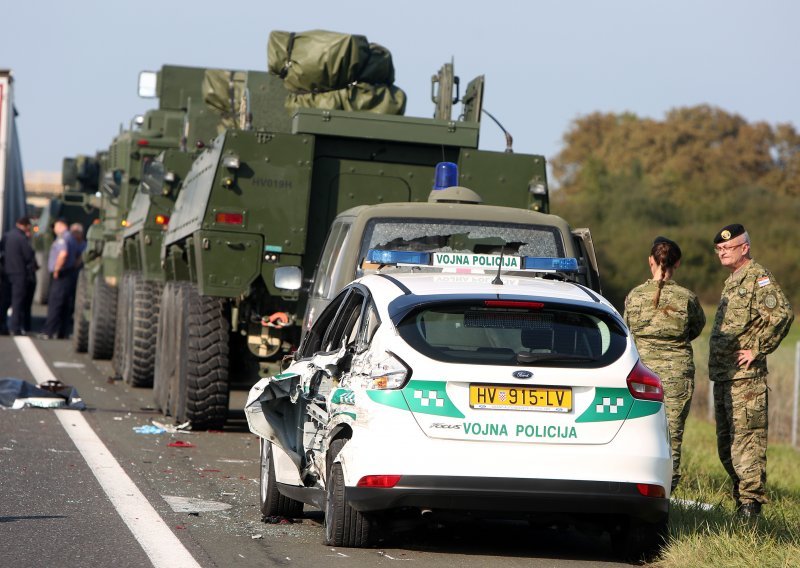 [FOTO] Uznemirujući prizori; na autocesti poginuo vojni policajac koji je bio u pratnji oklopnjaka