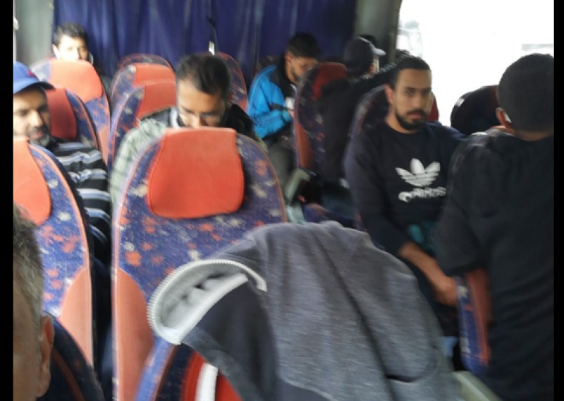 Vozač autobusa migrante preselio na stražnja sjedala: 'Je l' profesorica koja je radila 8 sati treba sad sjediti s njima?'