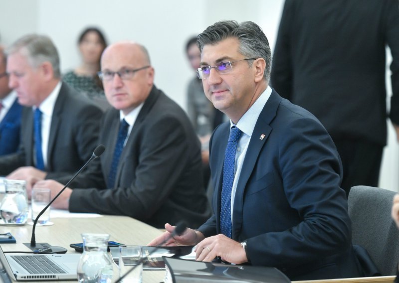 Plenković se u uvodu sjednice Vlade raspričao o Šuici, pravima žena, novcu za Hrvate u BiH, Pupovcu...