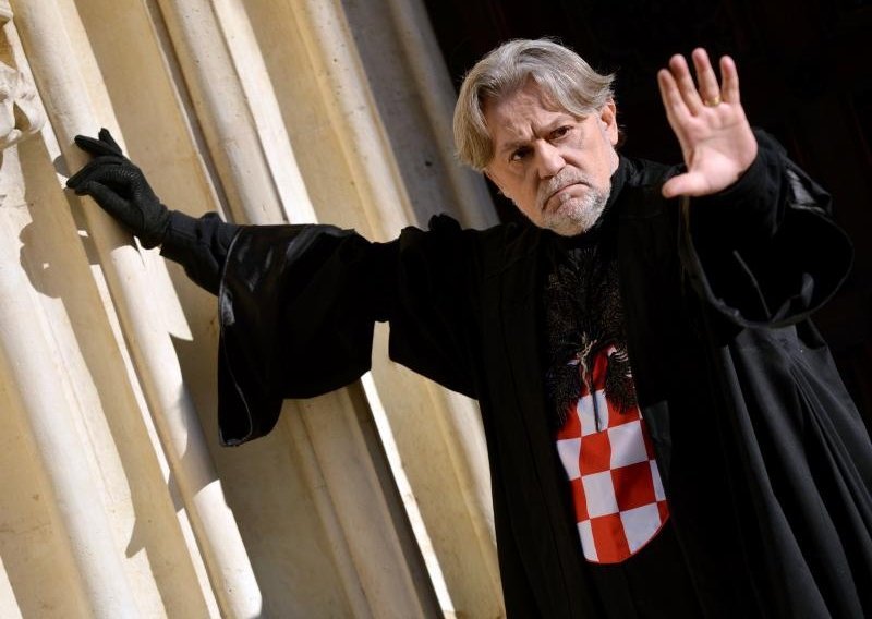 Božidar Alić izveo bizaran performans na Markovom trgu