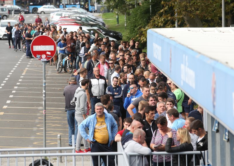 Ludnica za prvu utakmicu Dinama u Ligi prvaka; već rasprodana većina tribina