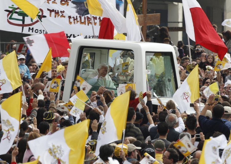 Papa na Malti izrazio 'sram i žaljenje'