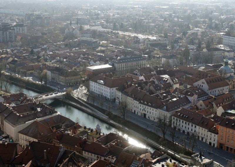 Slovenski umirovljenici od iduće godine putuju besplatno javnim prijevozom