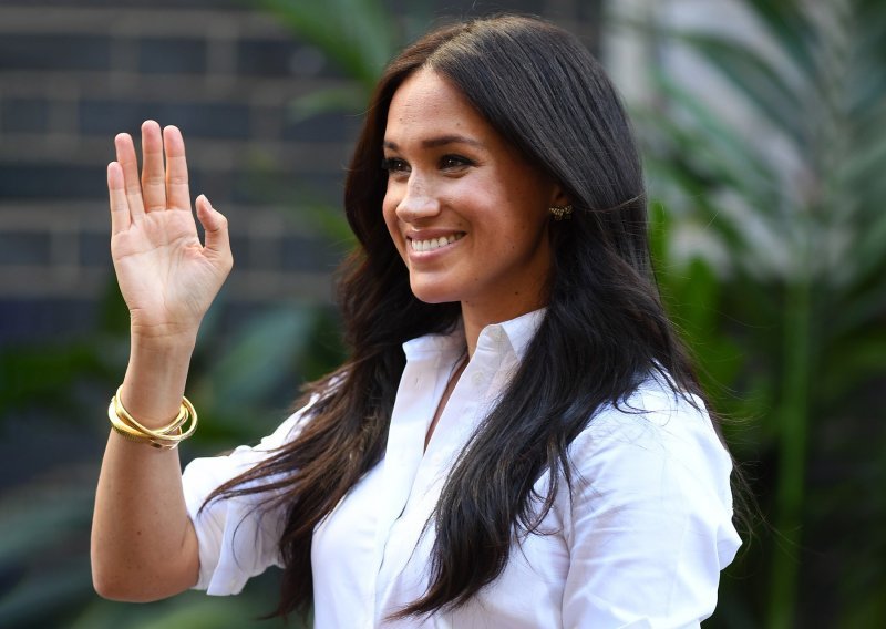 Torba koju je dizajnirala Meghan Markle rasprodana je u rekordnom roku: Na eBayu je preprodaju po tri puta većoj cijeni