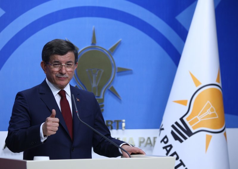 Bivši Erdoganov premijer Davutoglu najavio osnivanje nove stranke