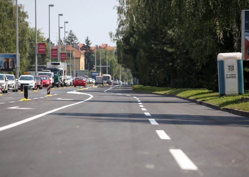 [VIDEO] Vozači zaustavljali automobile i grabili novac koji je padao s neba