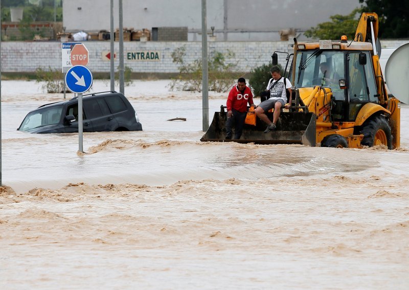 [FOTO/VIDEO] Bujice nosile sve pred sobom, evakuirane stotine stanovnika, nevrijeme u Španjolskoj odnijelo i treću žrtvu