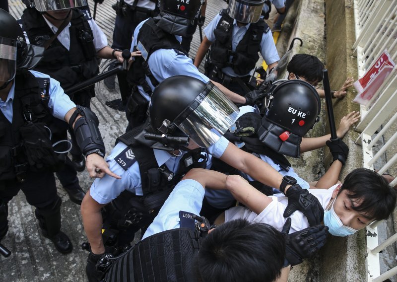 Policija palicama rastjerala sukobljene prokineske i protuvladine prosvjednike