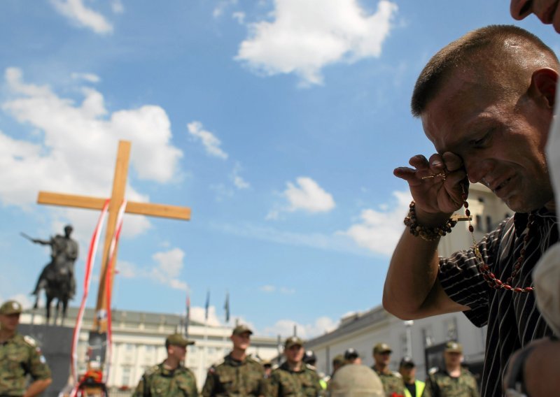 Spriječeno premještanje križa u spomen Kaczynskog