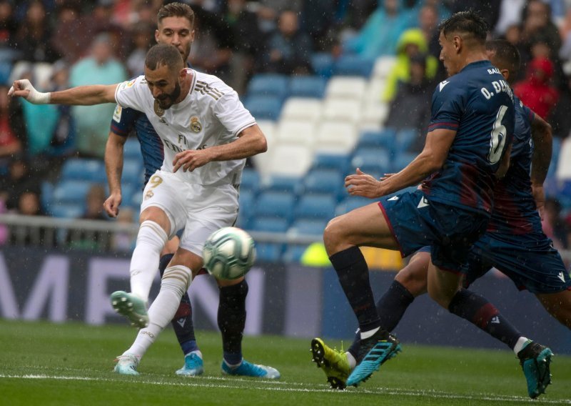 Real bez Luke Modrića na poluvremenu poveo 3:0, pa do kraja utakmice panično spašavao bod