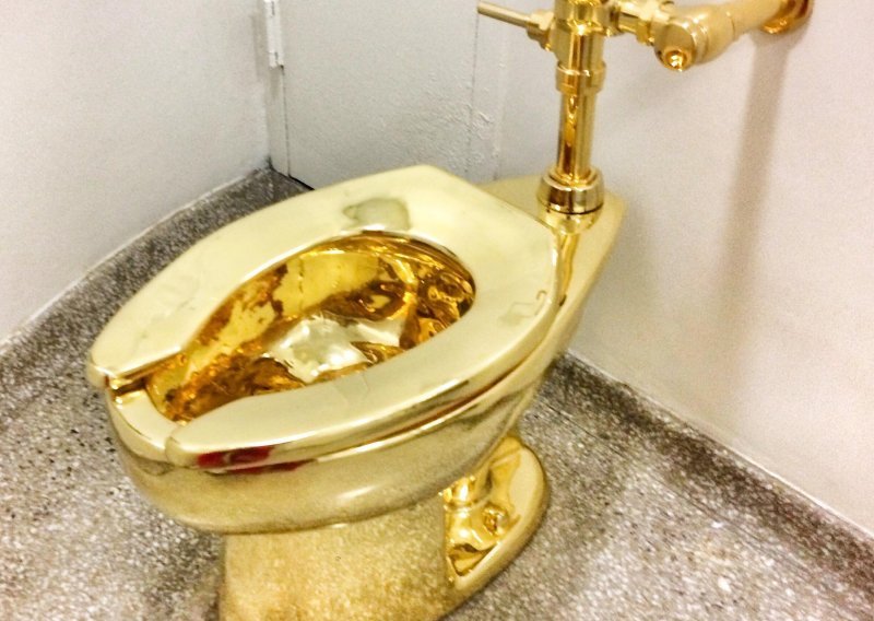 Lopovi iz palače kod Londona odnijeli WC školjku od zlata vrijednu milijun funti