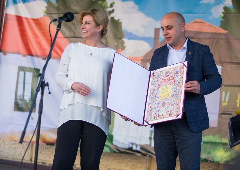 Predsjednica Kolinda Grabar-Kitarović reciklirala već viđenu kombinaciju