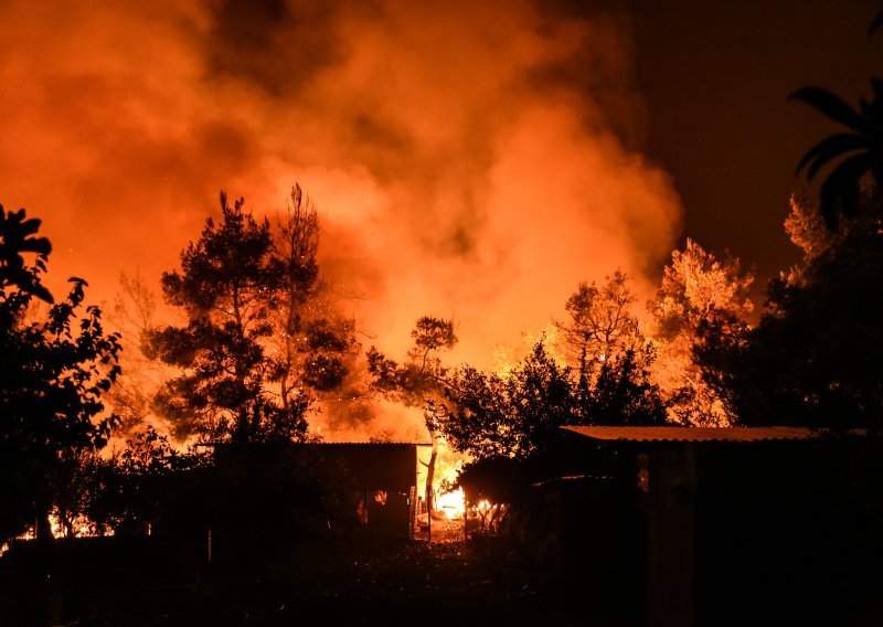 Veliki požar šezdesetak kilometara od Atene