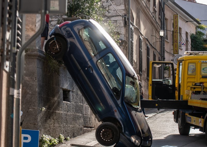 [FOTO] Bizarna nesreća u Puli: Auto sletio na cestu s visine od dva metra, u njemu bili majka i sin