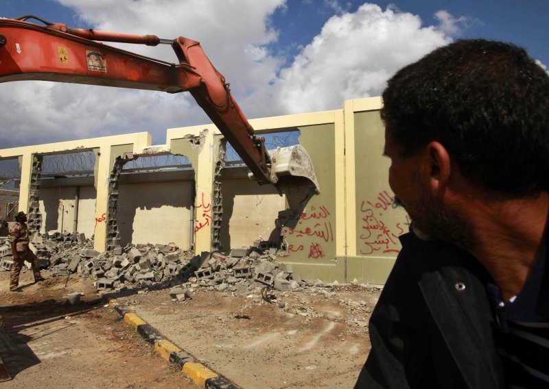 Buldožeri ruše Gadafijev kompleks u Tripoliju
