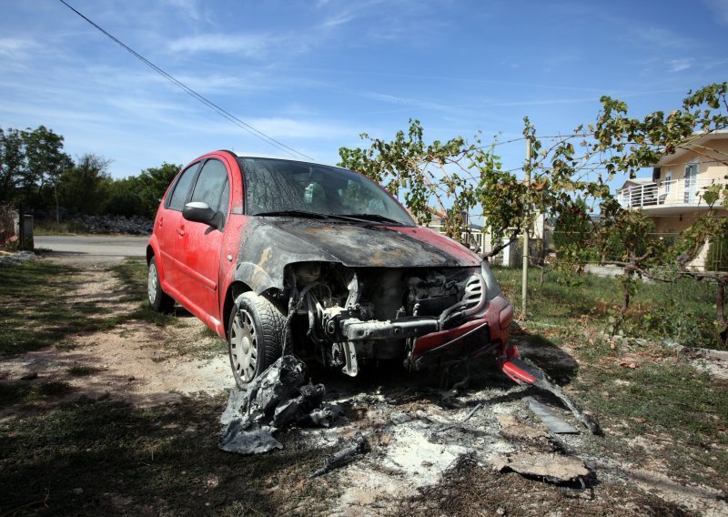 Buknuli požari i progutali Citroen, četiri teretna vozila i tri kontejnera