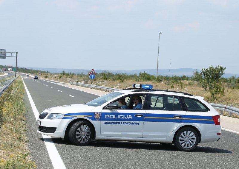 Policijski pas na odmorištu autoceste A1 u automobilu nanjušio drogu, vozač je uhićen