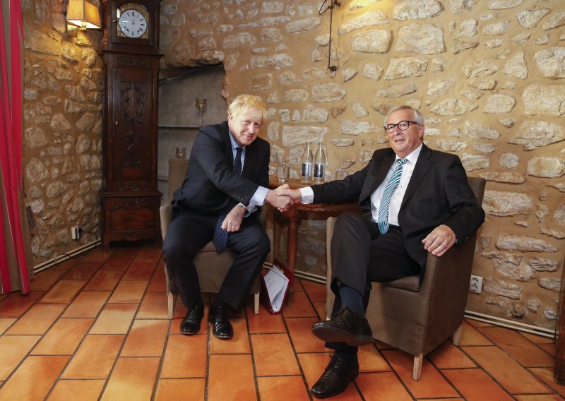 Johnson i Juncker uspjeli su dogovoriti jednu stvar oko Brexita